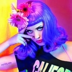 Katy Perry toda sensual na divulga&ccedil;&atilde;o de seus esmaltes 